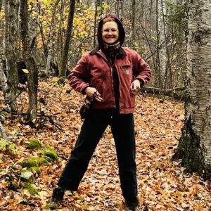 Anna Bierbrauer stands in a forest